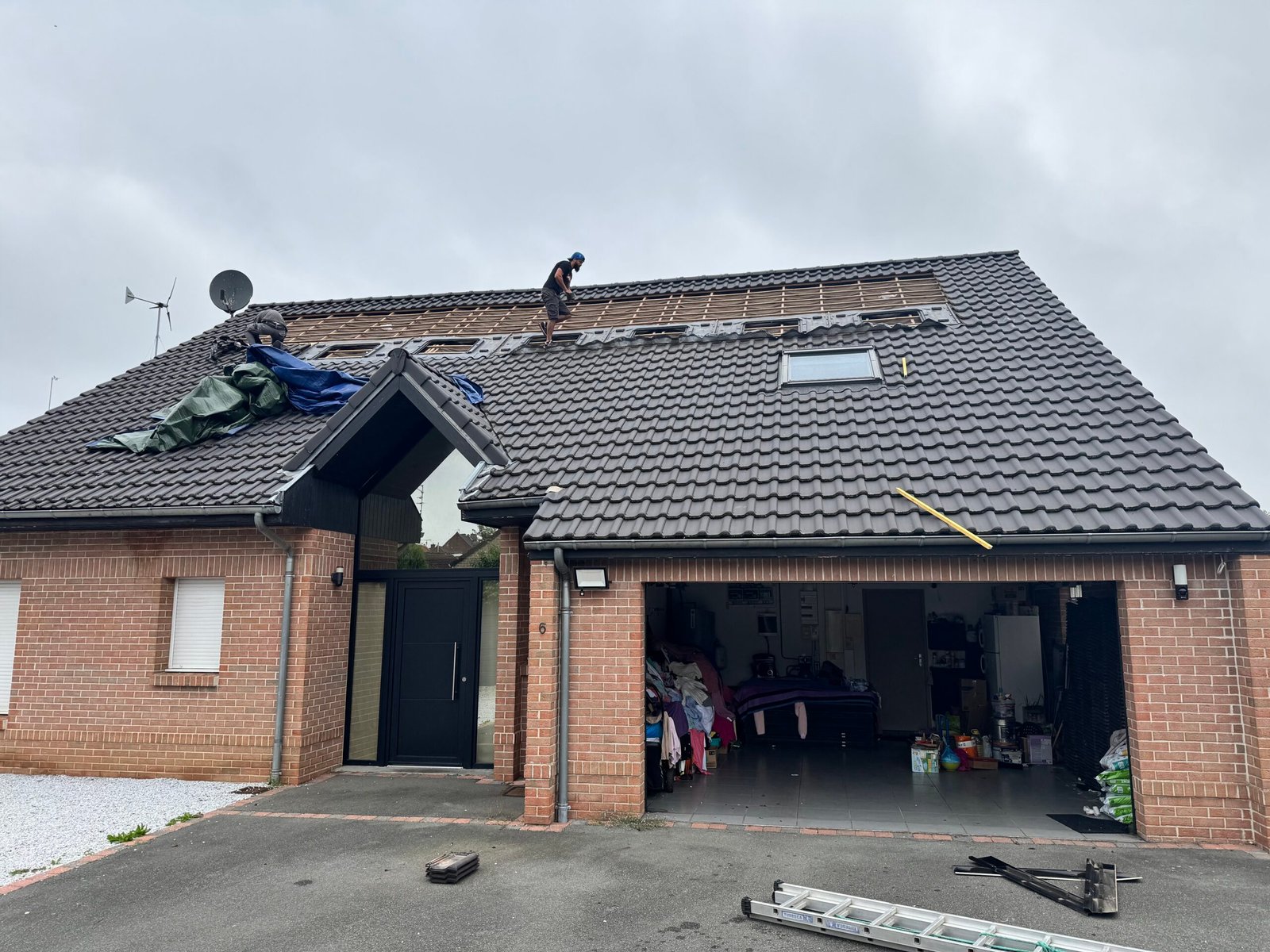 Réfection de toiture en cours sur une maison en brique, Schultz Couverture