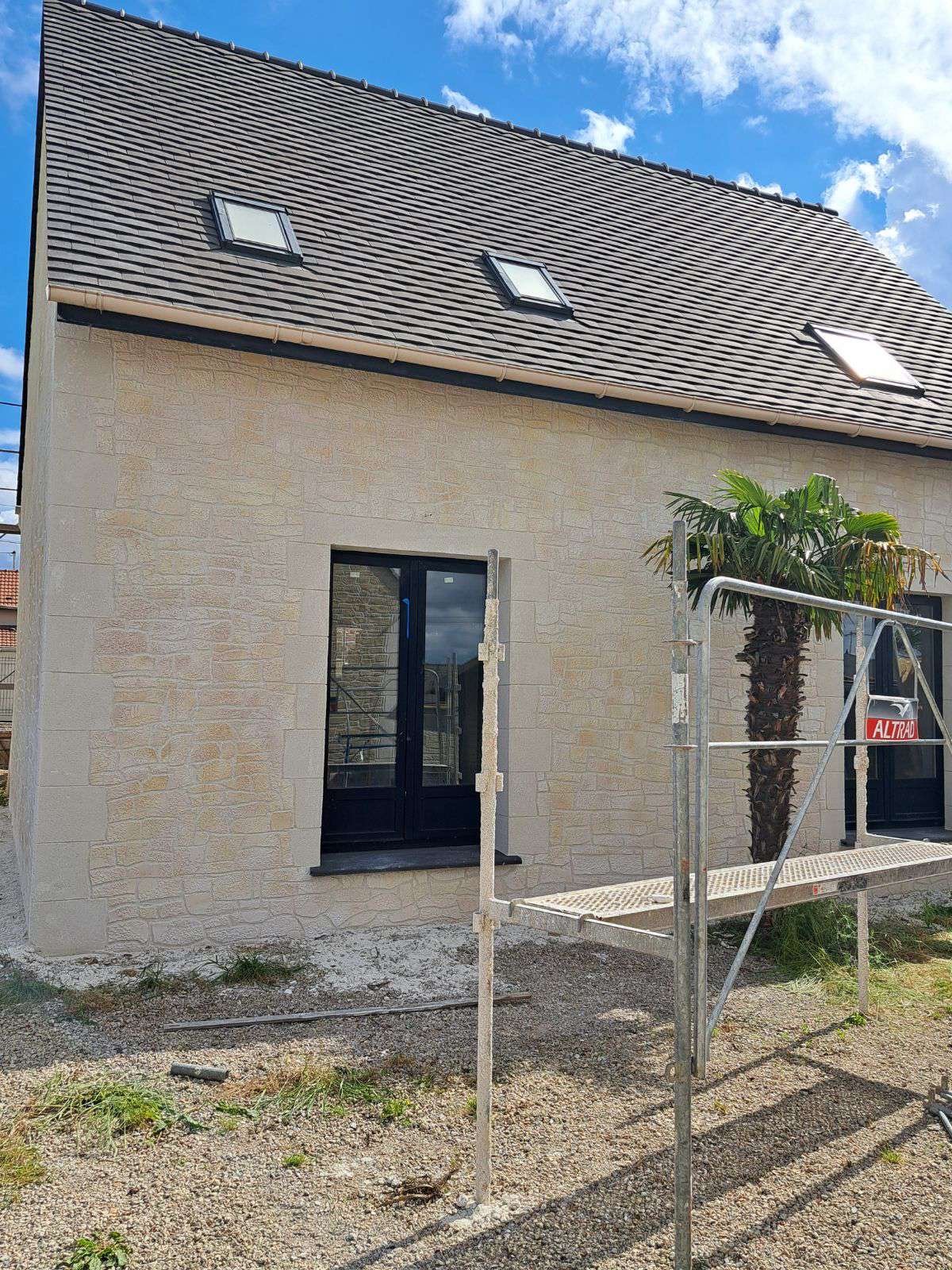 Façade ravalée en enduit imitation pierre par Schultz Couverture dans l'Oise